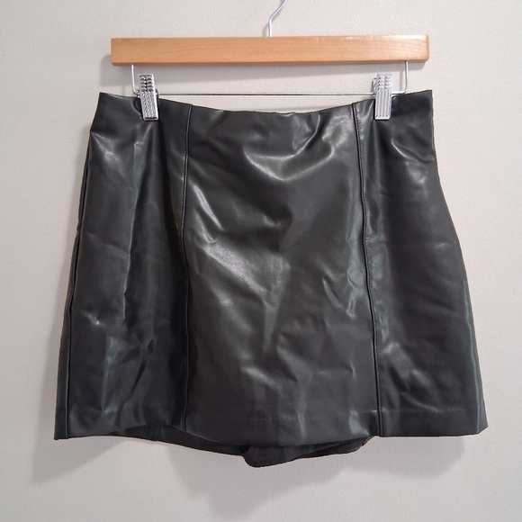 Abercrombie & Fitch Faux Leather Pleather Mini Skirt Lined with Shorts Medium - Picture 1 of 7